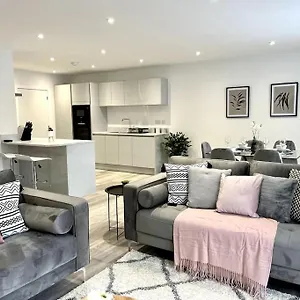 Holiday home Luxury 3 Bed House W Parking & Garden! 1