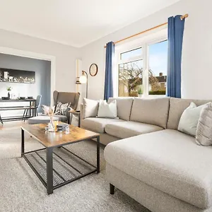  Holiday home Stylish & Convenient 4br House W/ Garden & Parking