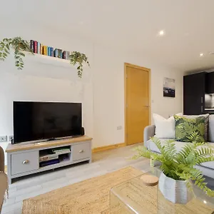  Apartment Seaside Town Centre Triplex: Spacious Retreat With Parking