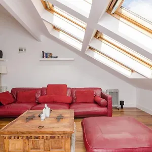https://apt-spacious-top-floor.belfasthotelsireland.com